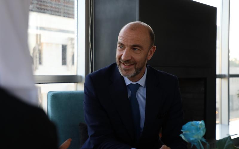 السفير البلجيكي في الأردن سيرج ديكشن خلال جلسة مع لاجئة سورية. (UNHCR)