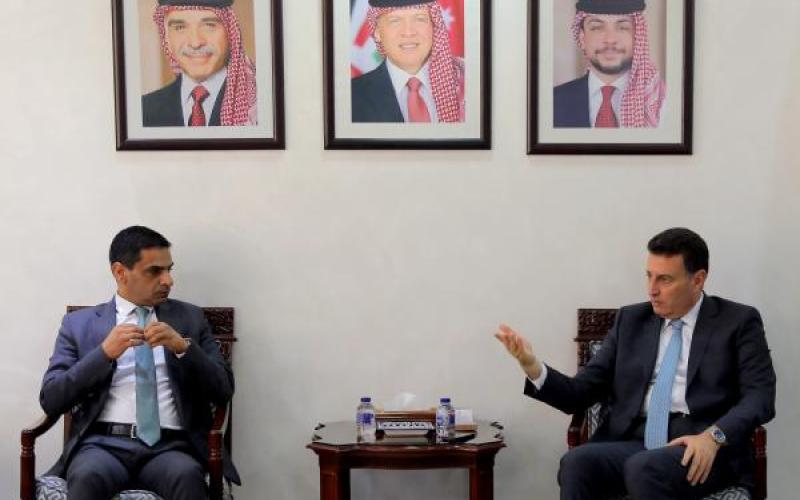 رئيس مجلس النواب أحمد الصفدي، إلى جانبه نقيب الصحفيين راكان السعايدة (انترنت)