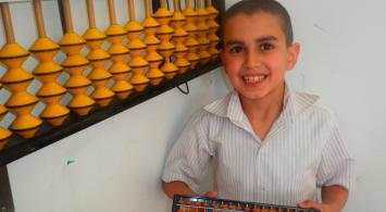 الطفل "أنس" عبقرية حسابية يتعامل مع الارقام باعتبارها "لعبة"