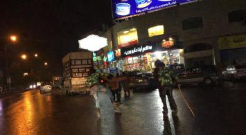 اطفال "السكيت" يحولون شوارع الزرقاء الى صالات مفتوحة للتزلج